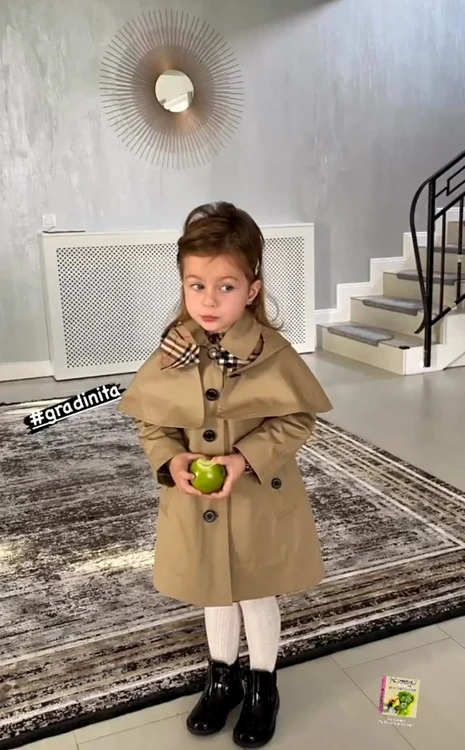 Fetița Elenei Udrea, cu trenci Burberry și ghete din lacfoto: Instagram