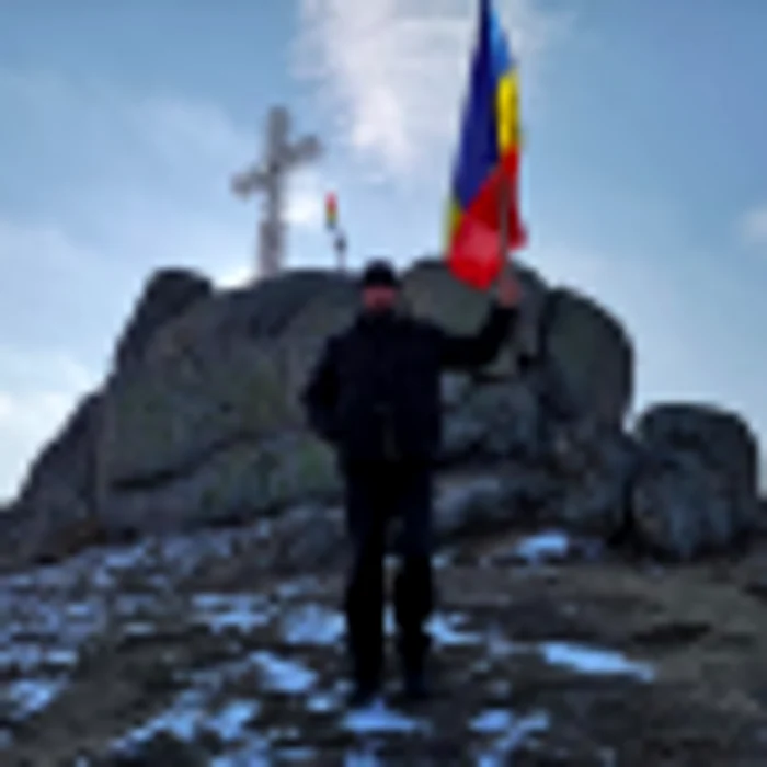 Tricolorul României flutură în Munţii Măcinului la Cruce Sursa Facebook Daniel Gîdiuţă