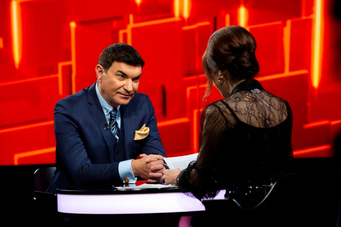 
    Cristi Borcea și Valentina Pelinel, alături de Milan și de gemenele Indira Maria și Rania MariaSursă foto: Arhivă personală   