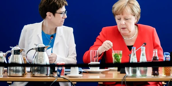 Angela Merkel si Annegret Kramp-Karrenbauer intalnindu-se a doua zi dupa alegerile europarlamentare FOTO EPA-EFE