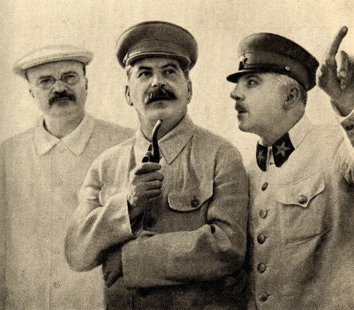 Molotov, primul din stânga, lângă Stalin FOTO wikipedia