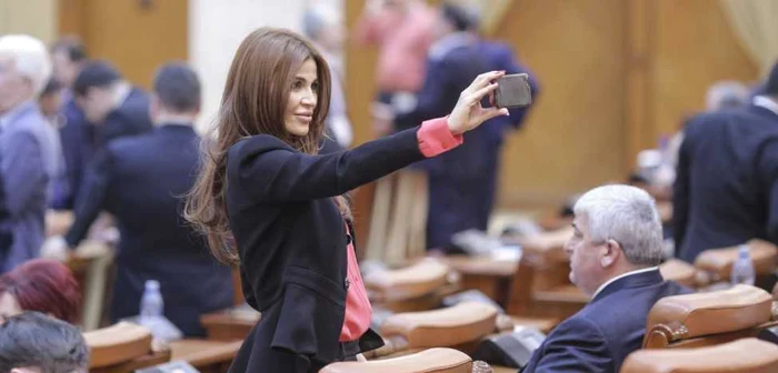 Andreea Cosma, în timp ce îşi face un selfie în sala de plen. FOTO Inquam Photos