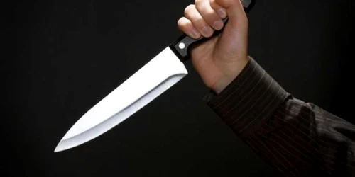 Bărbatul şi-a înjunghiat tatăl cu un cuţit de bucătărie