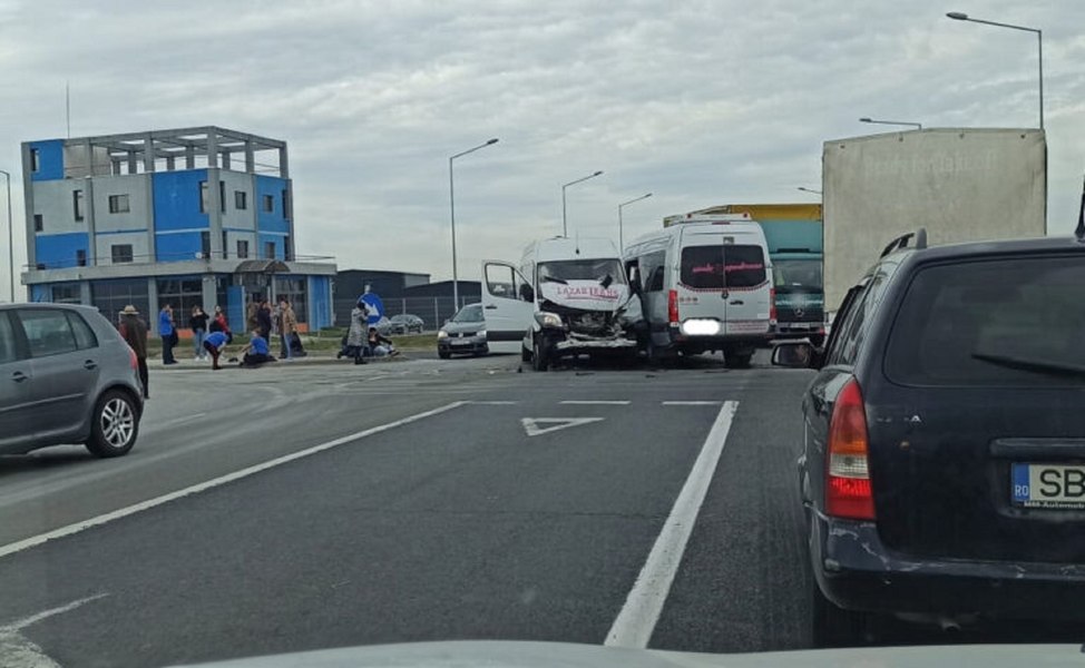 Cod roșu de intervenție la Sibiu. 19 victime în urma unei coliziuni între două microbuze FOTO