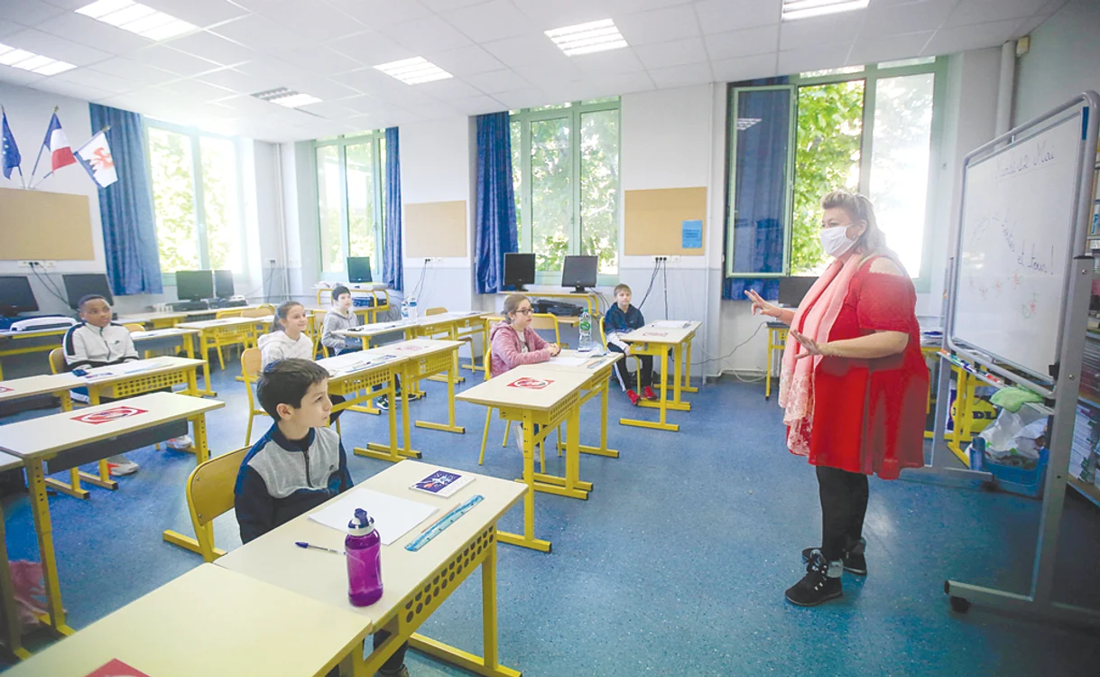 Și în alte țări școlile s-au redeschis tot cu mască și distanțare. Așa arată o clasă în Franța!