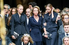 Camilla de Bourbon Două Sicilii, cu fiicele sale, Prințesa Maria Carolina și Prințesa Maria Chiara, la înmormântarea lui Mathilde Favier profimedia 1129669095 jpg
