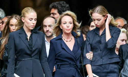 Camilla de Bourbon Două Sicilii, cu fiicele sale, Prințesa Maria Carolina și Prințesa Maria Chiara, la înmormântarea lui Mathilde Favier profimedia 1129669095 jpg