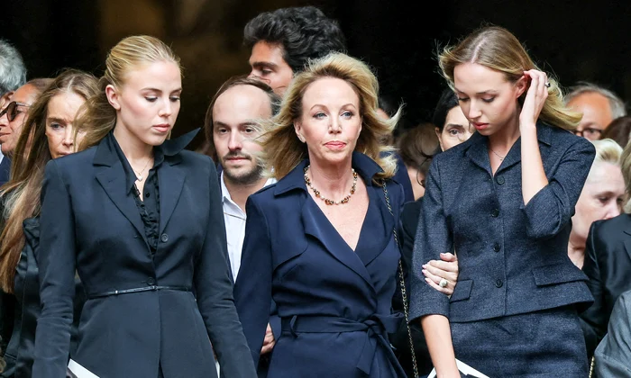 Camilla de Bourbon Două Sicilii, cu fiicele sale, Prințesa Maria Carolina și Prințesa Maria Chiara, la înmormântarea lui Mathilde Favier profimedia 1129669095 jpg