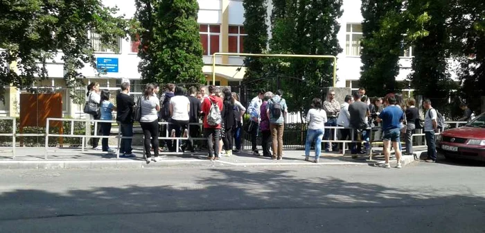 Elevi de la Şcoala Ion Creangă din Cluj. Tocmai au ieşit de la examen FOTO: Florina Pop