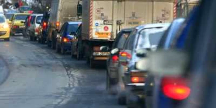 Maşinile au aşteptat ca şoseaua să fie degajată