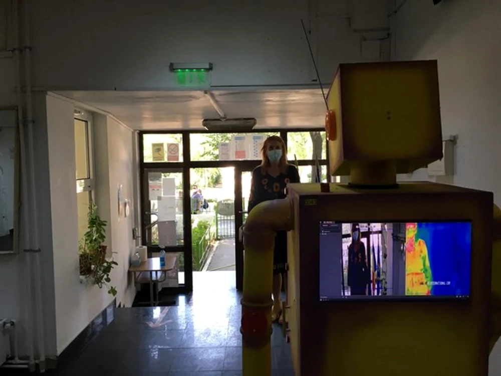 
    Cei mici și-au luat baloanele și au intrat în clasă, de această dată fără părinți  
