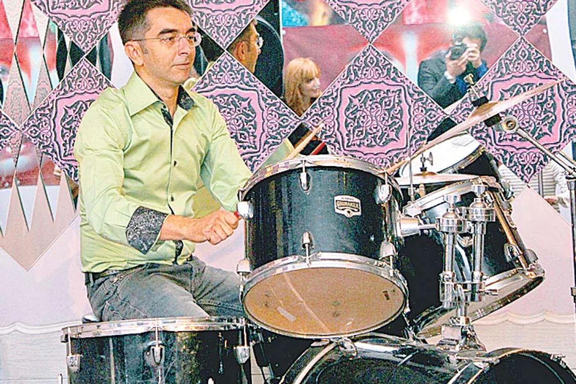 Mihai Găinuşă şi-a împlinit visul de a cânta la tobe (Fotografii: arhivă personală)