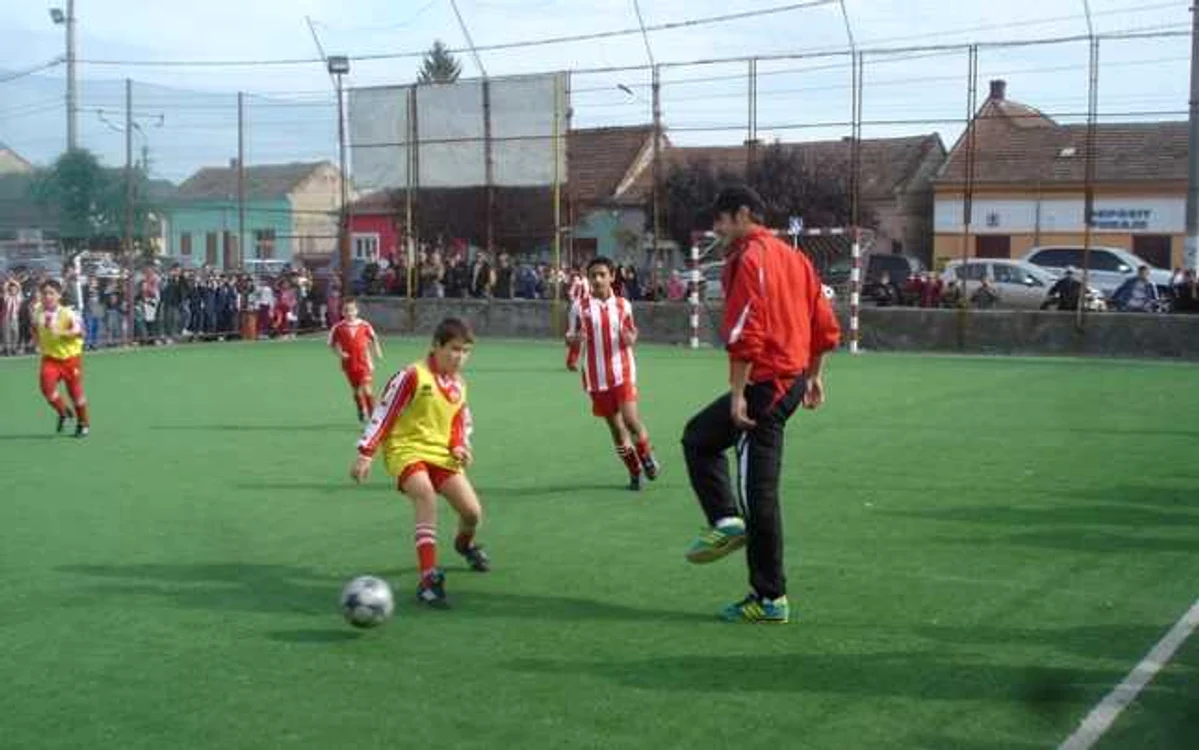 Arad: Utiştii au făcut spectacol în curtea şcolii (Galerie Foto)