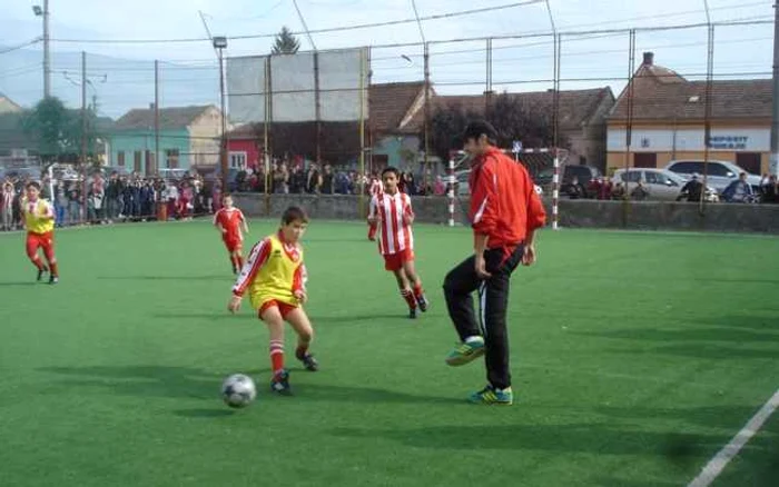 Arad: Utiştii au făcut spectacol în curtea şcolii (Galerie Foto)