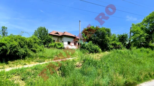 Cum arată, de fapt, casa părăsită în care au locuit Călin Georgescu și soția sa, Cristela / foto: Fanatik.ro