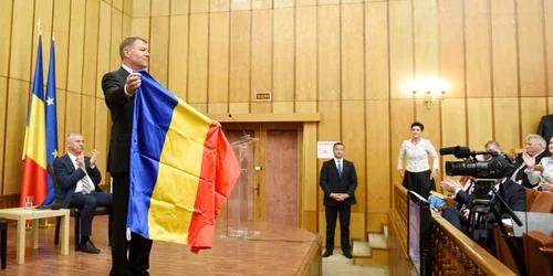 Klaus Iohannis si steagul Romaniei FOTO Presdency.ro