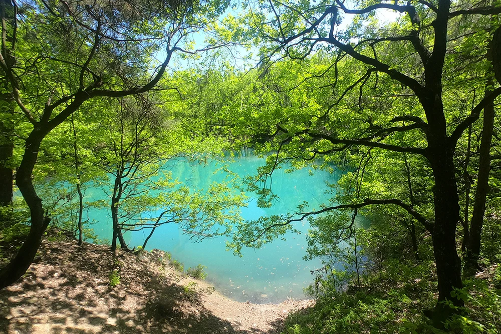 Unde se află lacul unicat în România, care își schimbă mereu culoarea. Atracții neobișnuite în micile orașe ale aurului