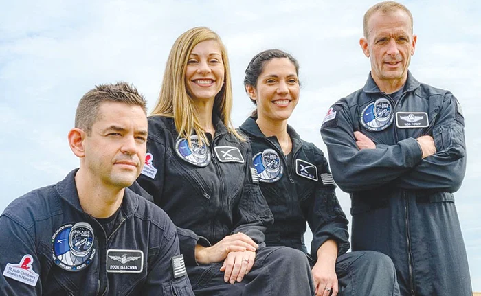 Alături de Sarah Gillis, Anna Menon şi Scott Poteet