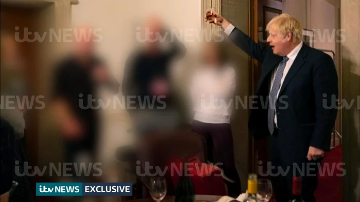 Au apărut imagini cu Boris Johnson la petrecere în timpul lockdown-ului