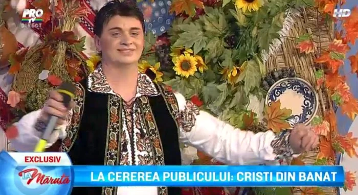 Cântăreţul a interpretat o piesă nouă, printre petale de flori