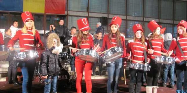 Copiii au fost primiţi cu aplauze de cei prezenţi în Piaţa Civică FOTO