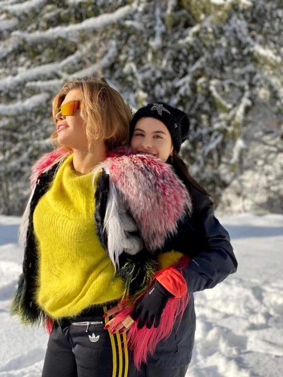 Loredana Groza şi fiica ei, Elena, la Poiana Braşov