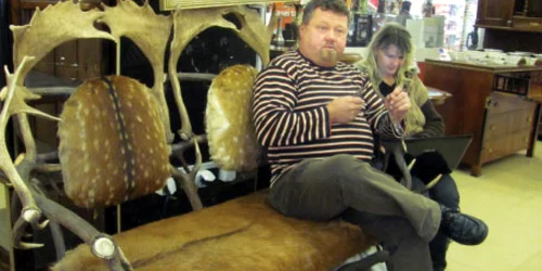 Canapeaua din coarne de cerb costă 5.000 de euro