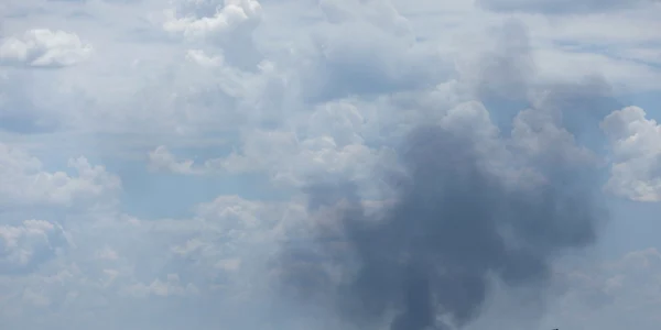 Incendiu la un centru de colectare a deşeurilor din strada Bârsăneşti din Bucuresti FOTO Inquam Photos / Octav Ganea 