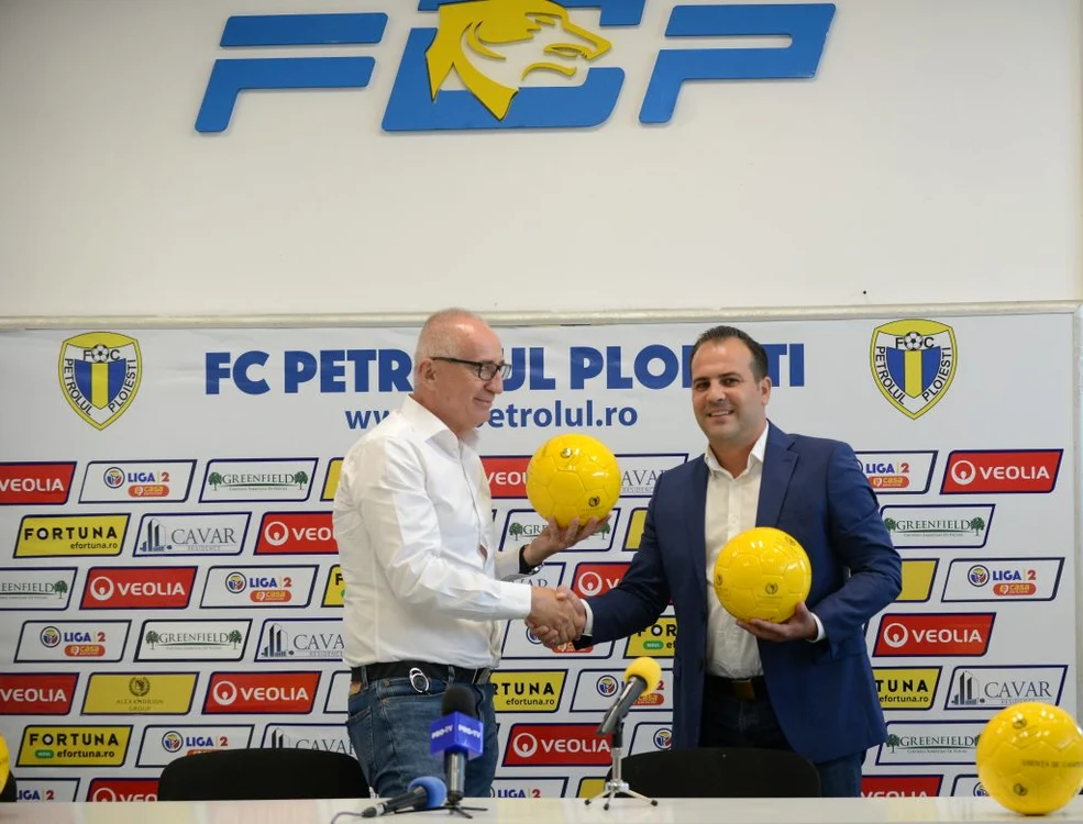 
    Președintele Marius Stan (stânga) vrea s-o ducă pe Petrolul în prima ligă  