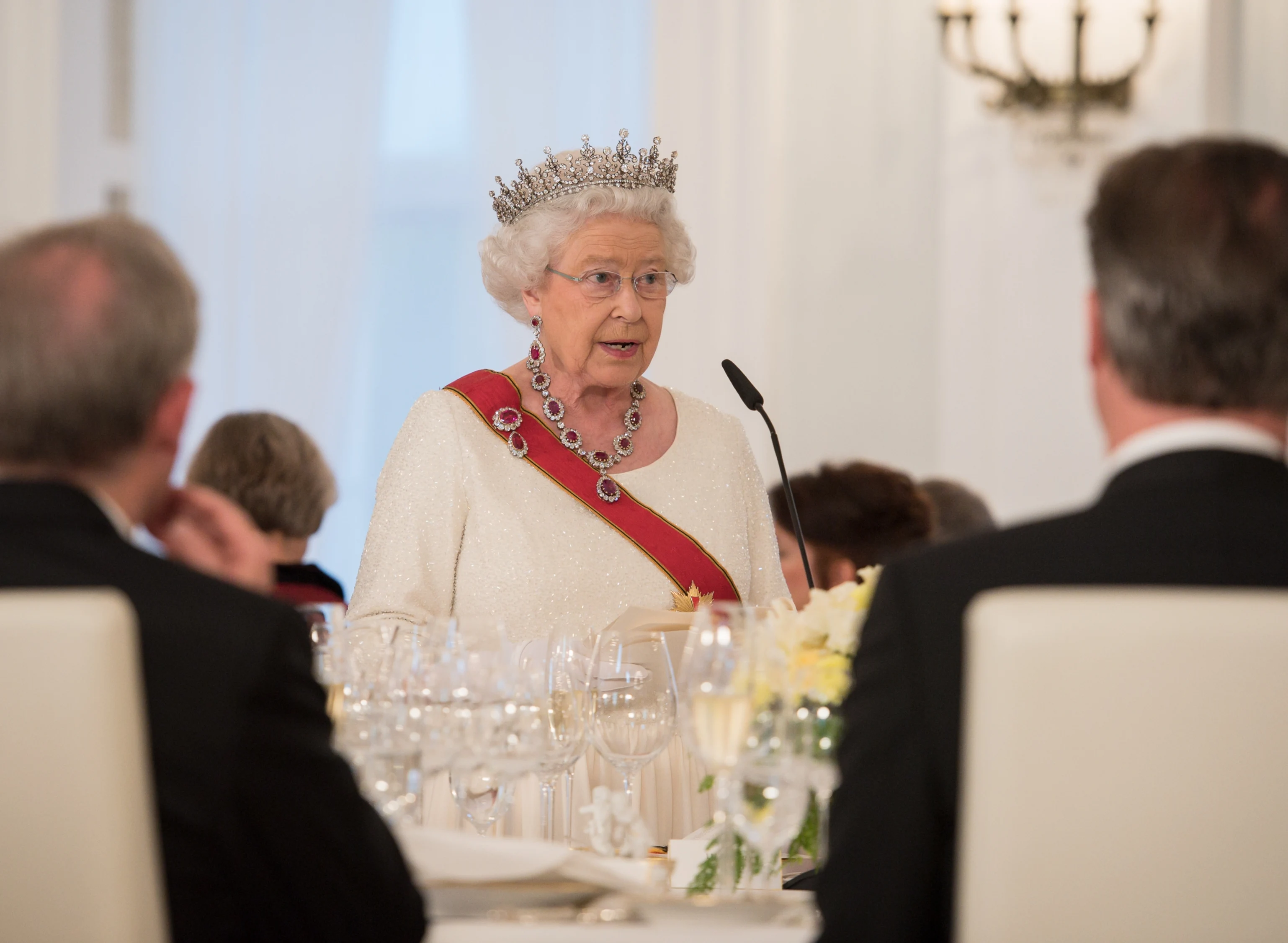 O mare expoziţie va prezenta la Londra 200 de piese din garderoba reginei Elisabeta a II-a. „O lecţie magistrală de simbolism, croitorie şi măiestrie britanică”