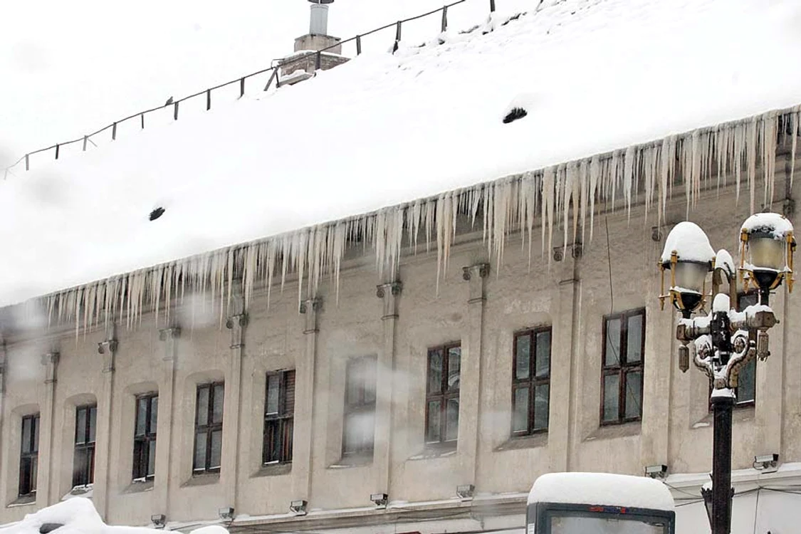 Ţurţurele de pe str. Avrig din Capitală poate cădea oricând   în capul vreunui trecător