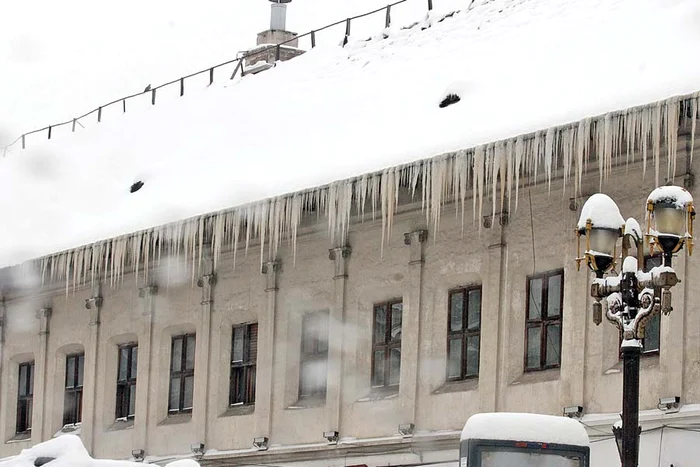 Ţurţurele de pe str. Avrig din Capitală poate cădea oricând   în capul vreunui trecător