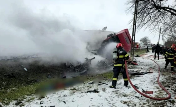Accident între o mașină și o autocisternă/FOTO: ISU Suceava