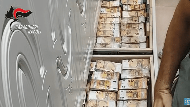 Peste 3,2 milioane de euro, găsiți de carabinieri în pereții unei case din Napoli. Banii, scoși cu gălețile din locuință. 34 de membri ai mafiei italiene au fost arestați