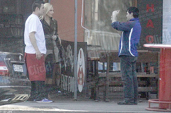 Revenită în fast-food, vedeta e solicitată pentru nişte poze de angajaţii localului