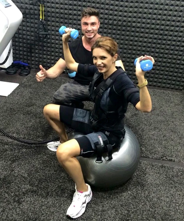 În 2017, Cristina Spătar a fost surprinsă sărutându-se cu antrenorul ei de fitness, Tibi Vărzaru