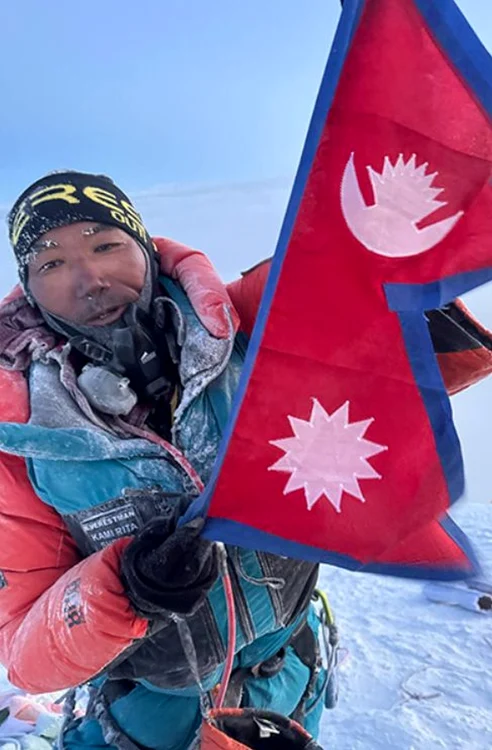 Kami Rita Sherpa a urcat prima oară pe Everest la 24 de ani (Foto: Guinness World Records)
