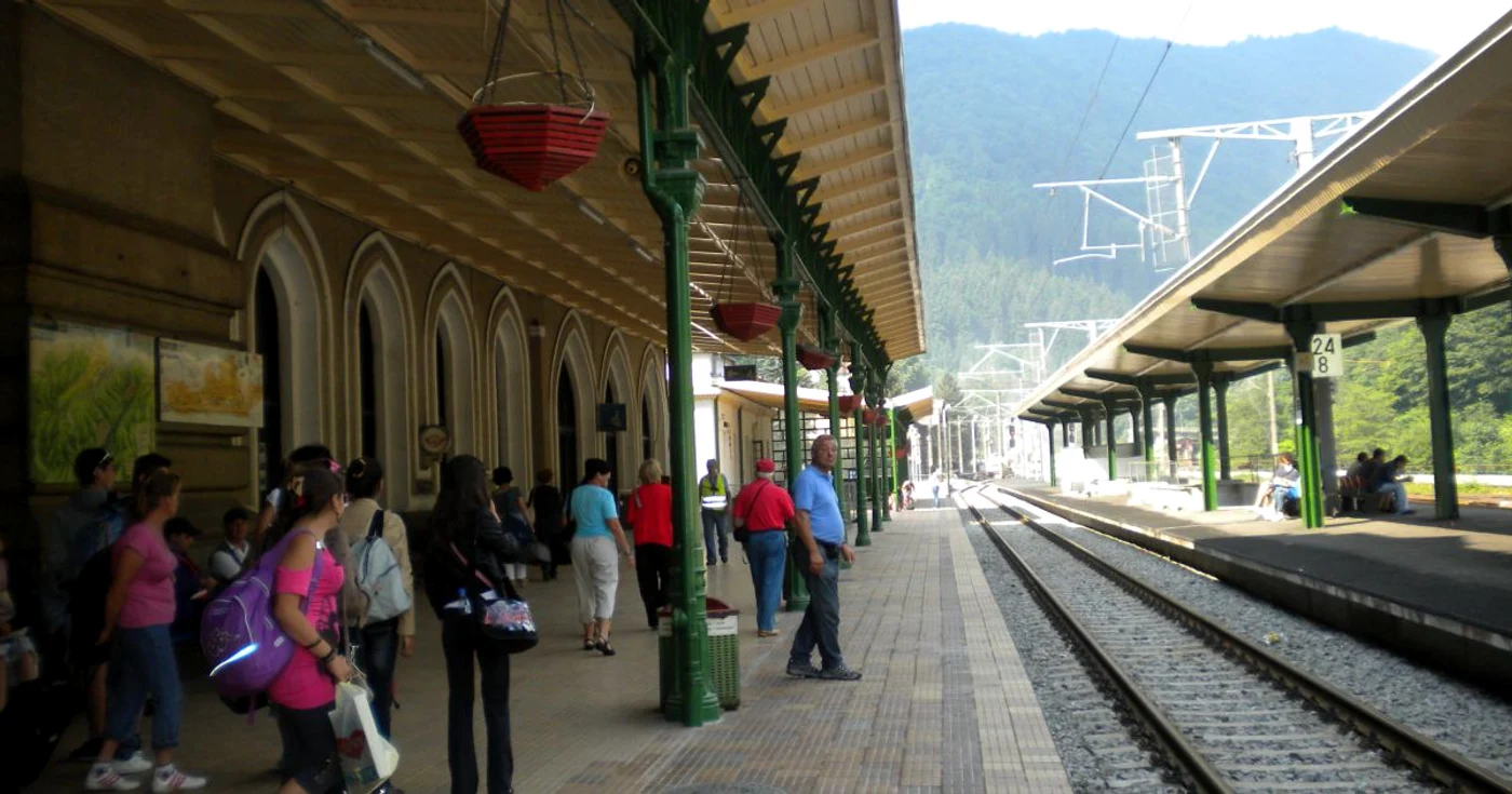 Gara din Sinaia a fost plină de turişti care aşteptau trenurile întârziate