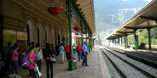 Gara din Sinaia a fost plină de turişti care aşteptau trenurile întârziate