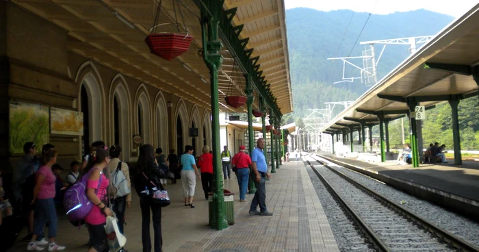 Gara din Sinaia a fost plină de turişti care aşteptau trenurile întârziate