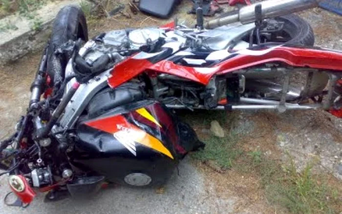 Din datele poliţiştilor, victima de la ghidonul motocicletei purta cască de protecţie.