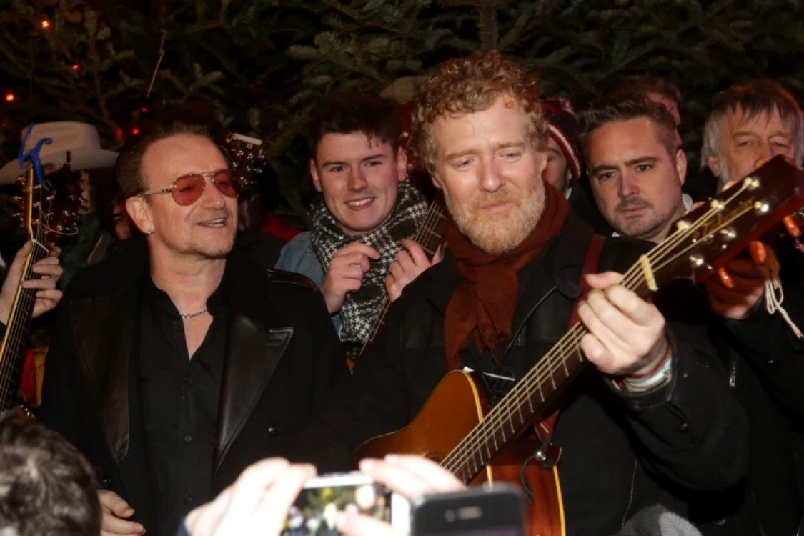 Bono de la U2 (stânga) şi chitaristul şi solistul The Frames, Glen Gansard