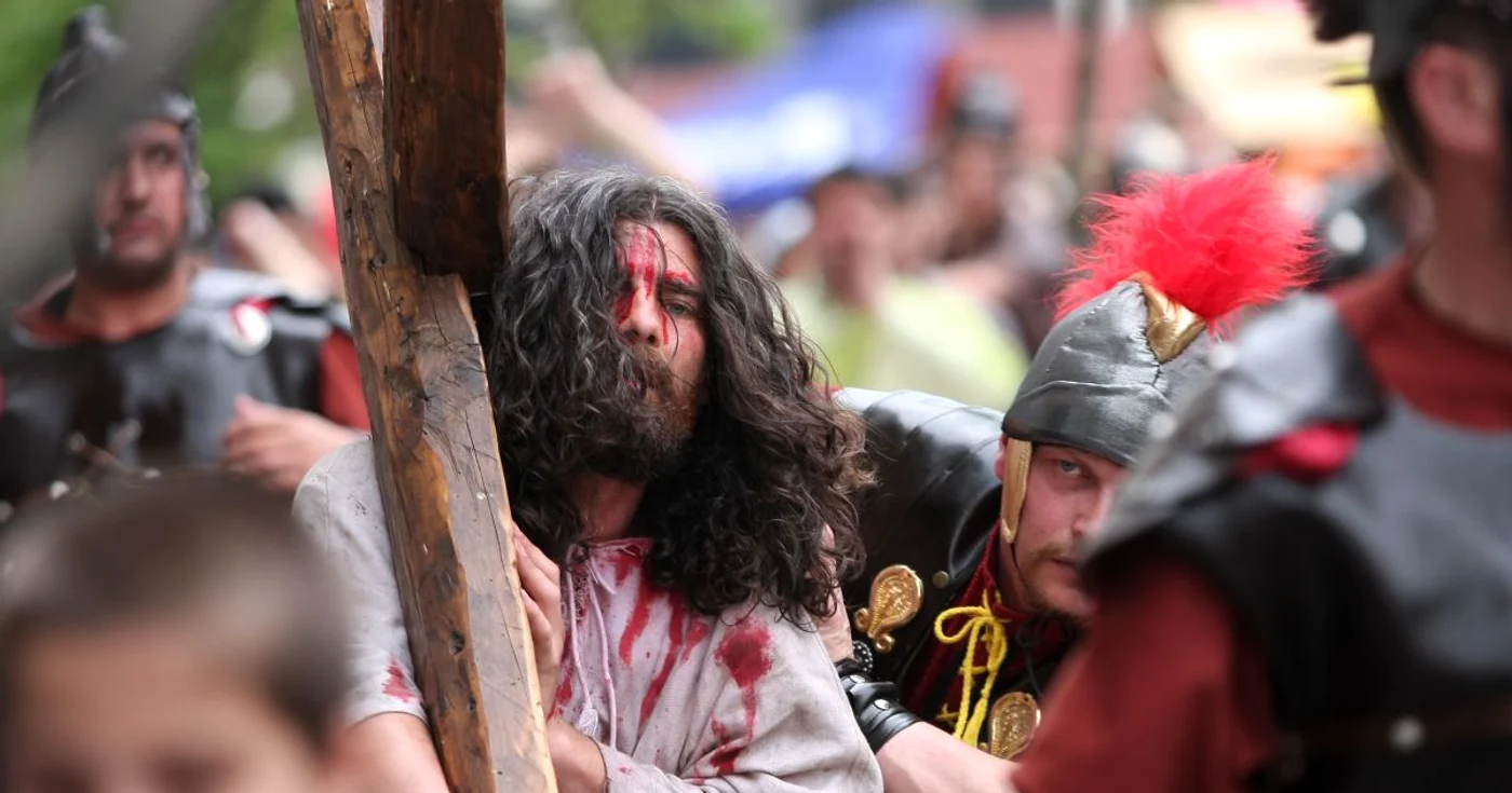 Reconstituire a crucificării lui Iisus Hristos, realizată în Timişoara. FOTO: ADEVĂRUL