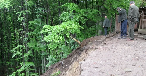 FOTO Familie din Runcu evacuată din locuinţă din cauza unei alunecări de teren