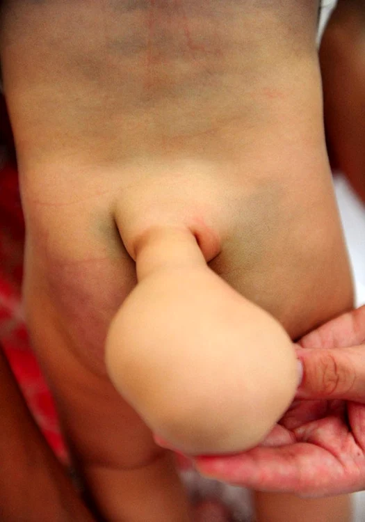 Mama lui Xiao Wei trebuie să mai aştepte până când copilul ei va scăpa de coadă. (Foto: Caters)