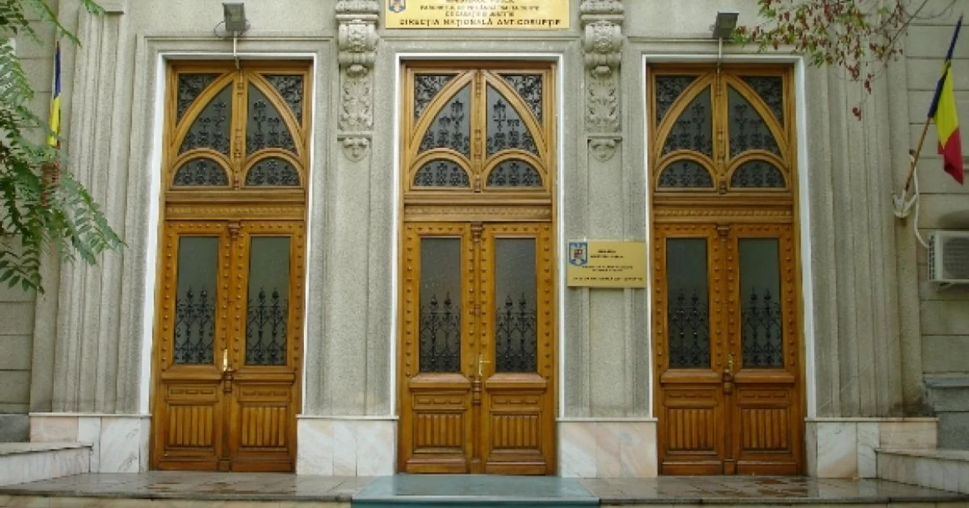 Reşiţa: Inspector de la Fisc mituit cu un laptop, trimis în judecată de DNA Timişoara