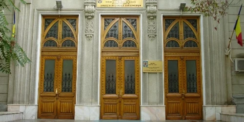 Reşiţa: Inspector de la Fisc mituit cu un laptop, trimis în judecată de DNA Timişoara