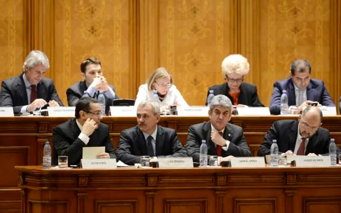 Victor Ponta, alături de vicepremierii Liviu Dragnea şi Gabriel Oprea Foto: Mediafax.