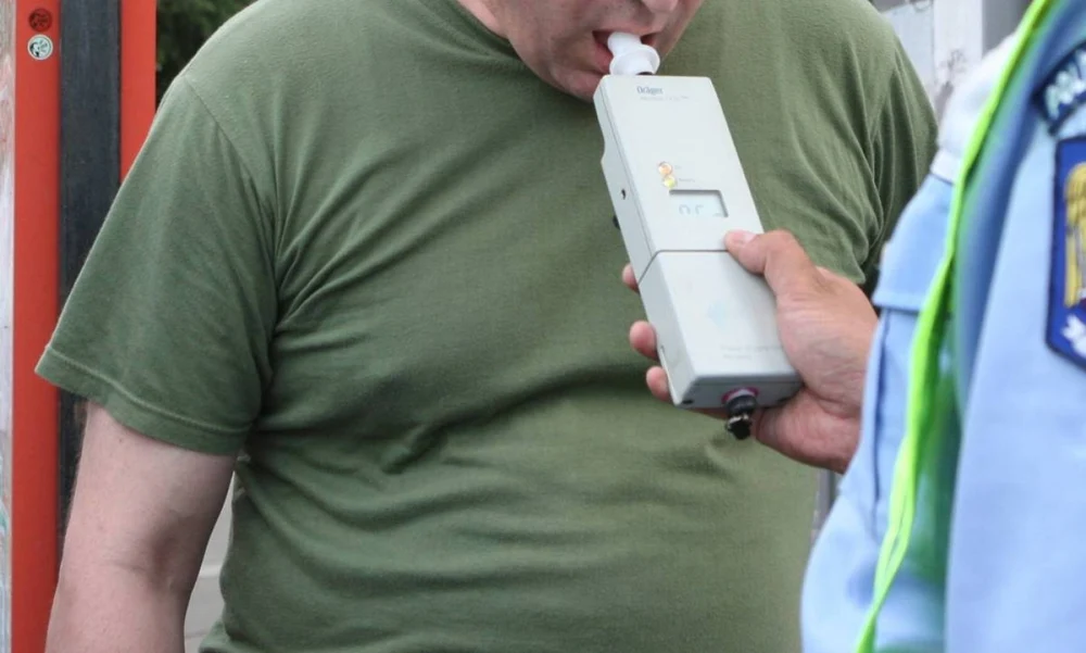 Un șofer de TIR, prins cu o alcoolemie uriașă de 2,50 g/l, a pierdut controlul vehiculului și a rămas blocat pe calea ferată