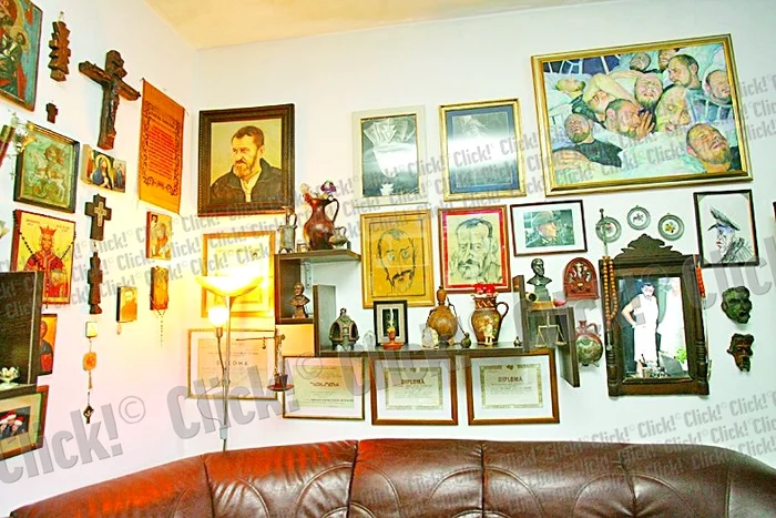Pereţii sunt “zugrăviţi” cu tablouri: caricaturi, diplome şi picturi de suflet